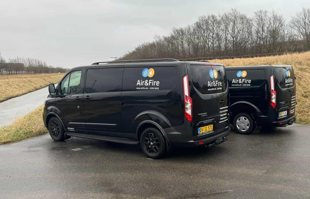 Air&Fire Services servicebiler parkeret ved en markvej