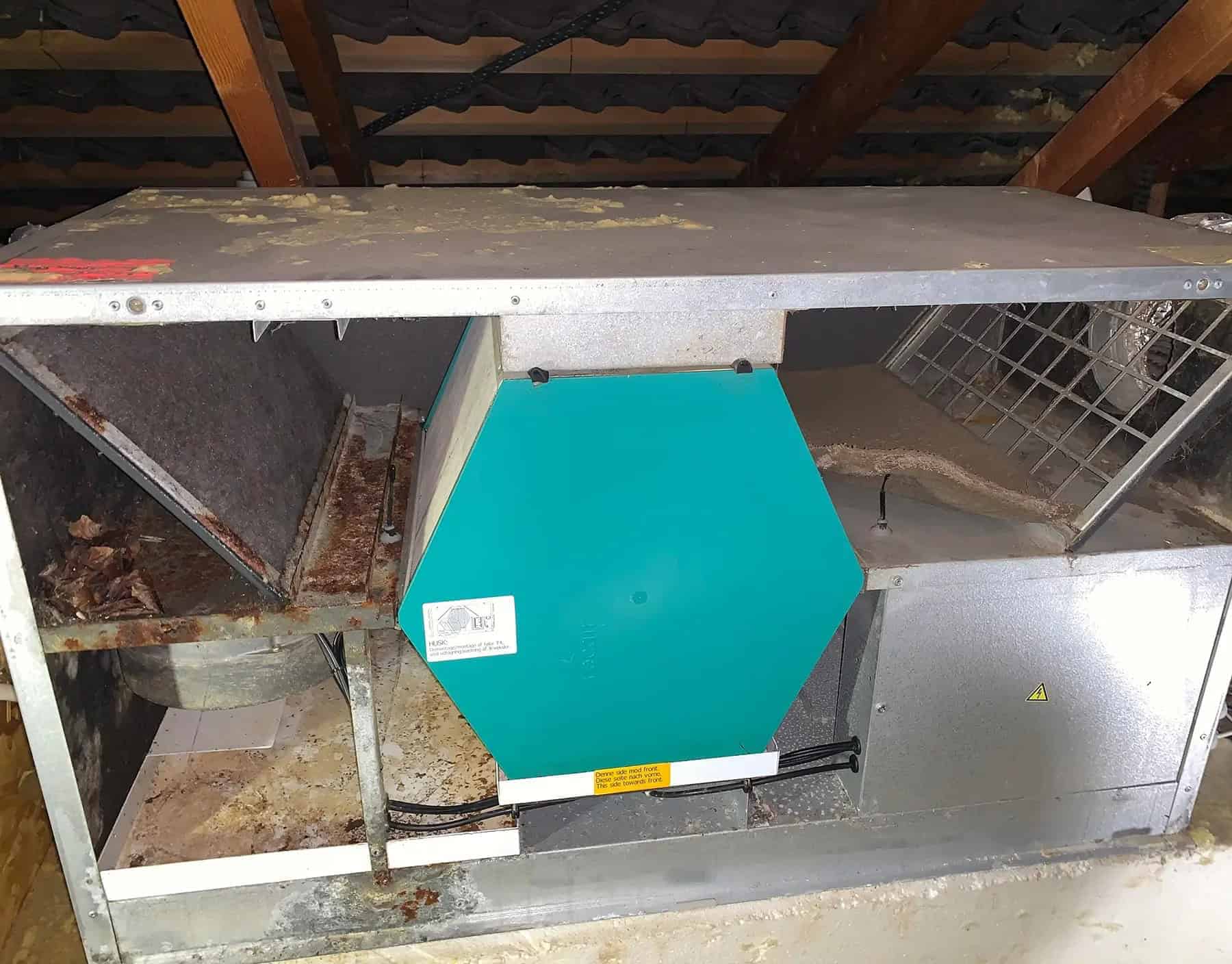 Før ventilationsrens: tilsmudset ventilationsaggregat på loftet