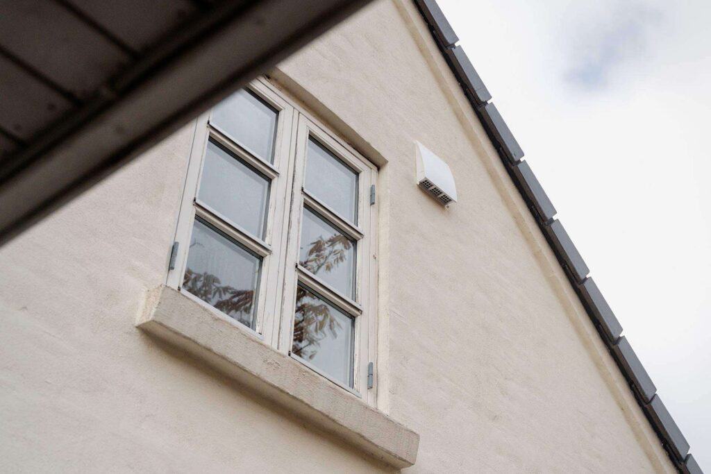 Færdigmonteret udvendig ventilationsrist på hvid husgavl