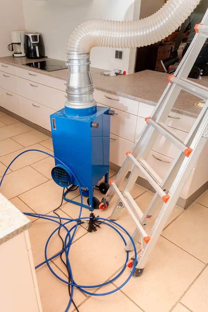 Rensemaskine tilsluttet boligens ventilationsanlæg i køkkenet