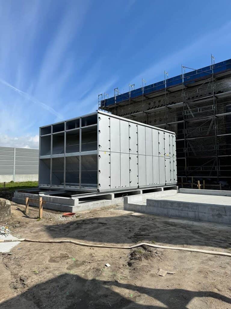 Stort ventilationsaggregat opstillet ved nybyggeri