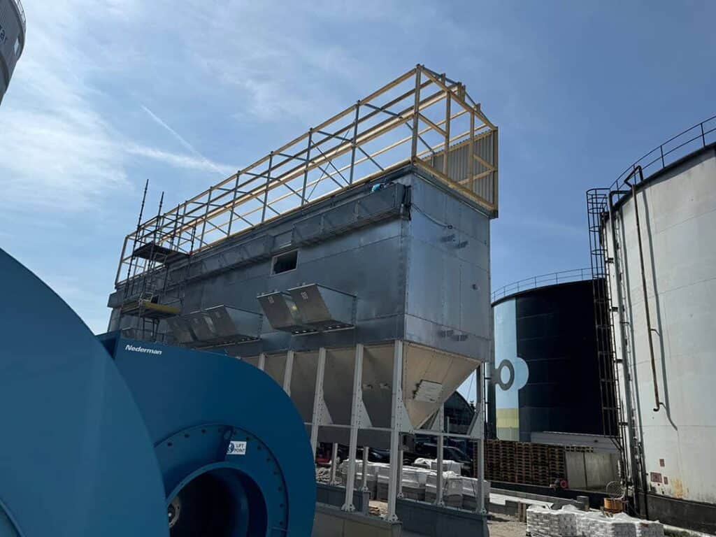 Stor industriventilator og filteranlæg monteret på taget