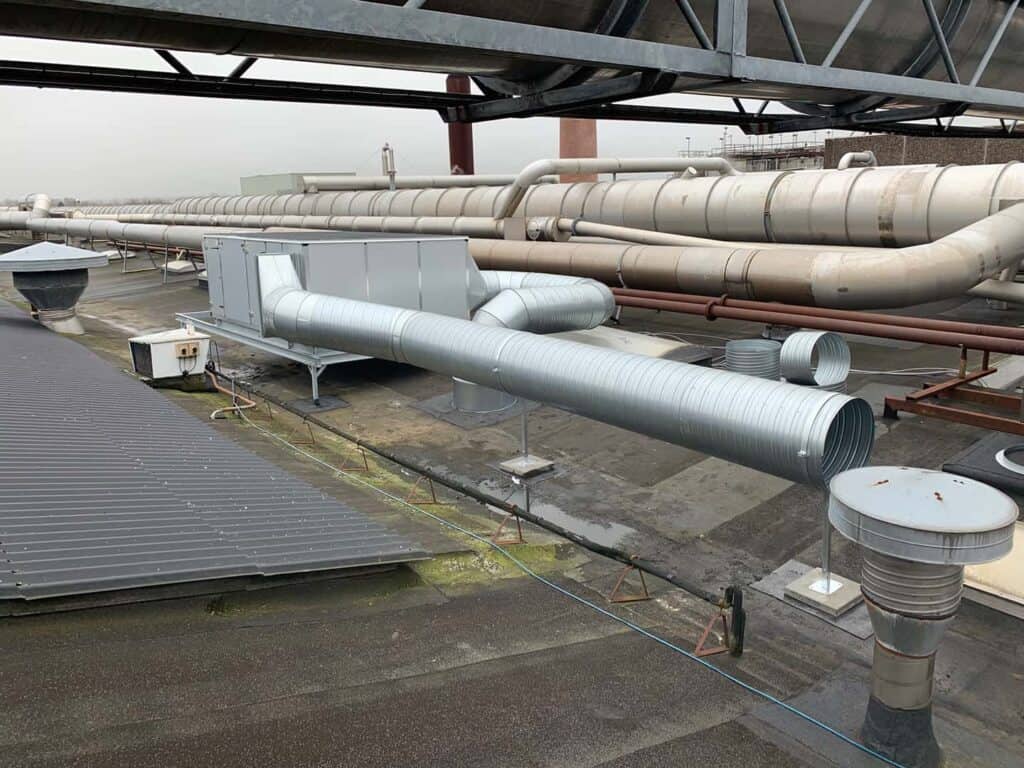 Ventilationskanaler ført hen over et industritag