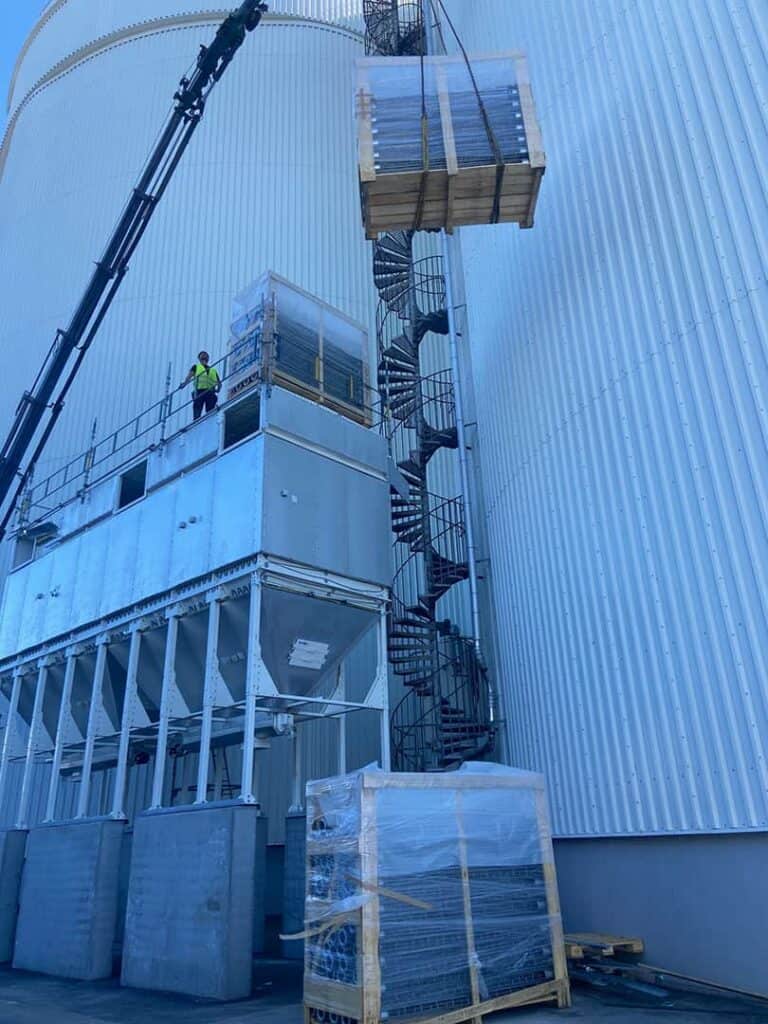 Filteranlæg ved silo med kran og trappetårn