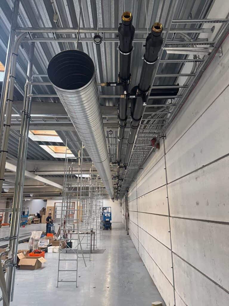 Ventilationskanal monteret under loftet i en ny industrihal