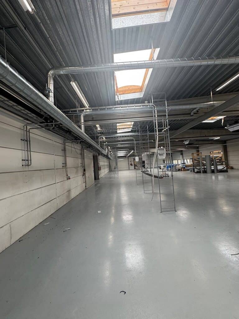 Færdigmonteret ventilation i en ny produktionshal
