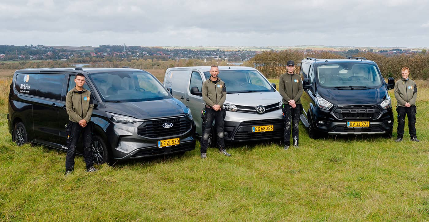Air&Fire-teamet foran firmaets fire servicebiler