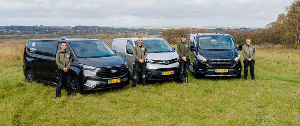 Air&Fire-teamet foran firmaets fire servicebiler