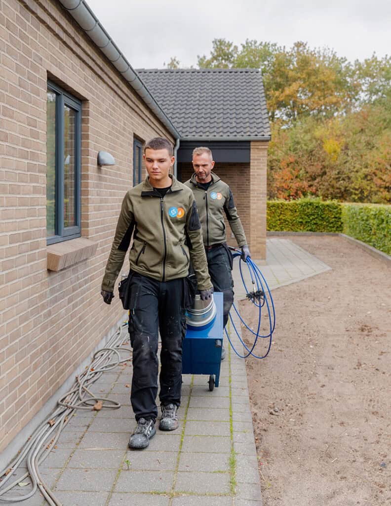 To montører fra Air&Fire ankommer til en villa med rensevogn