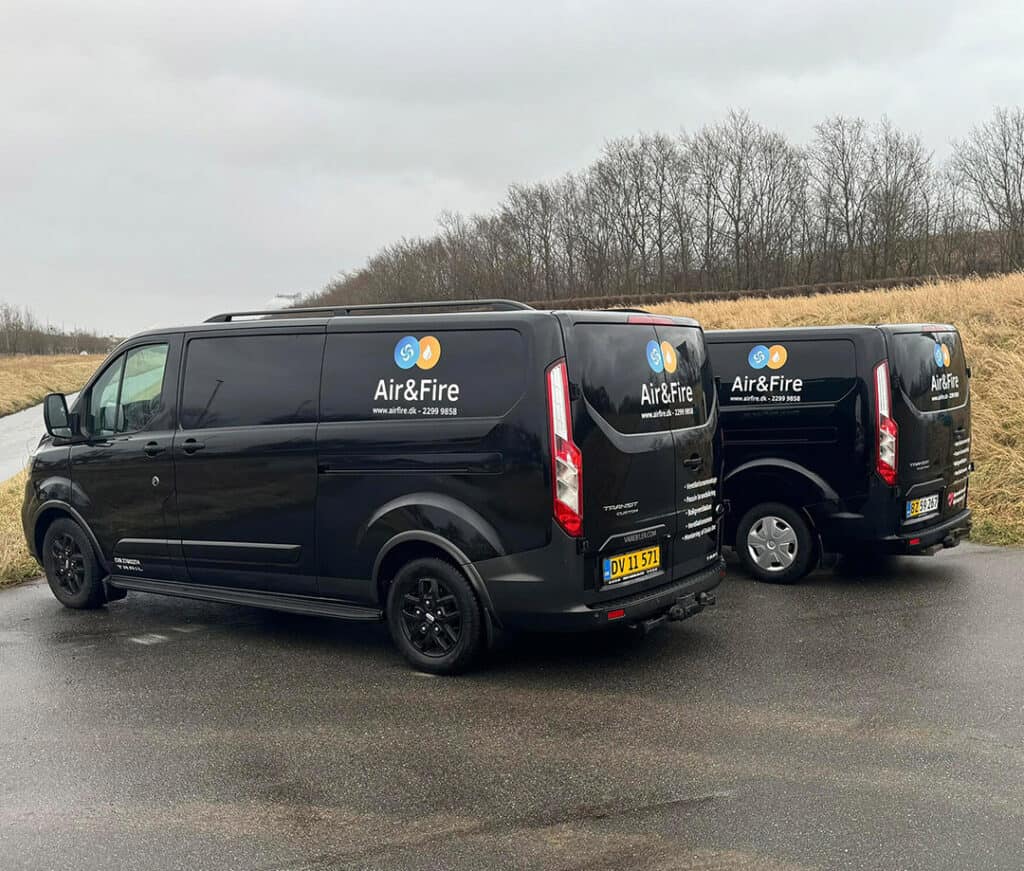 Air&Fire Services servicebiler parkeret ved en markvej